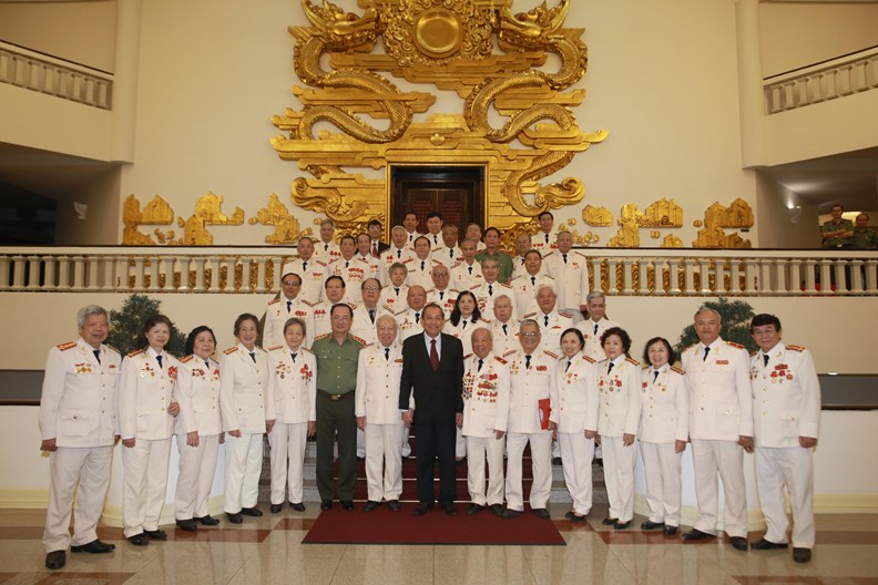 Phó Thủ tướng Thường trực gặp mặt cán bộ Công an chi viện chiến trường miền Nam - ảnh 1